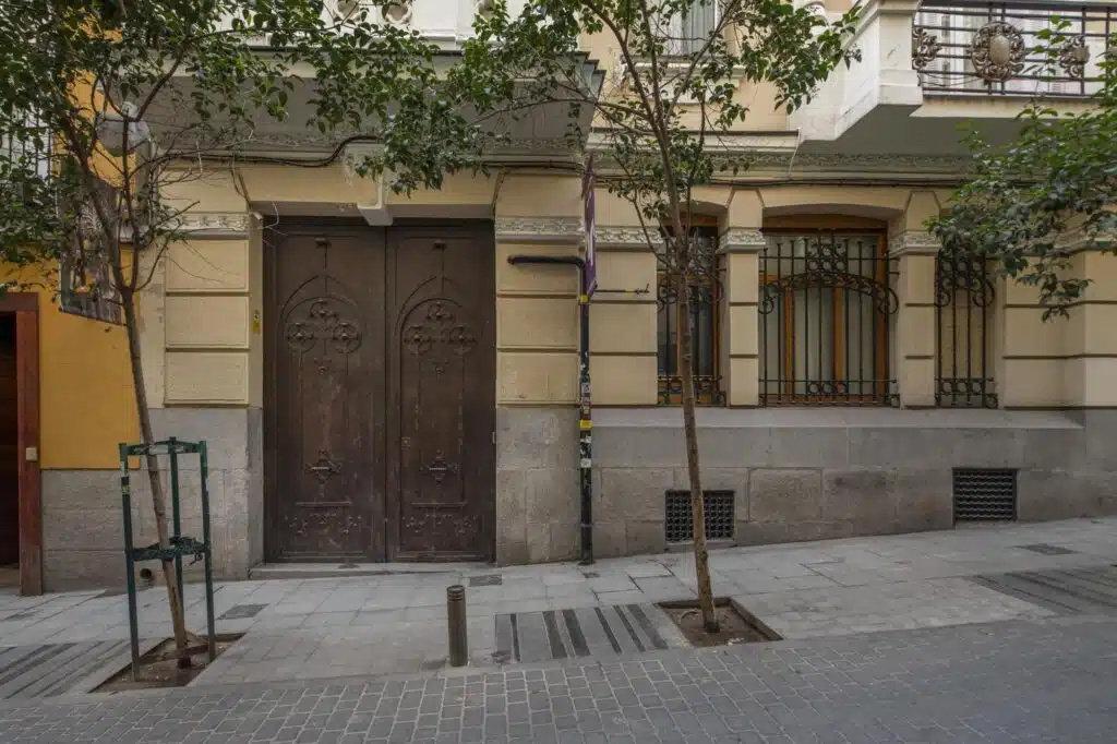 ¿Los bajos deben pagar la instalación de la silla salvaescaleras?